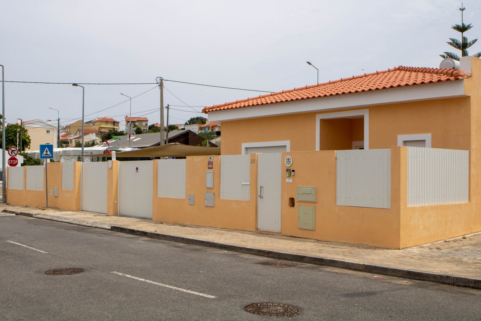 Detalhe do jardim com enriquecimento ambiental para cães