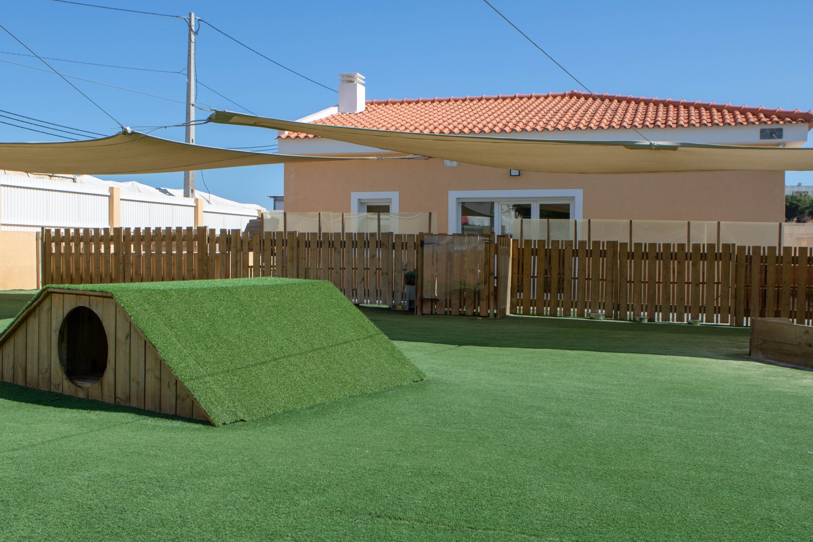 Vista panorâmica do recinto de 510m² da Just4Buddies