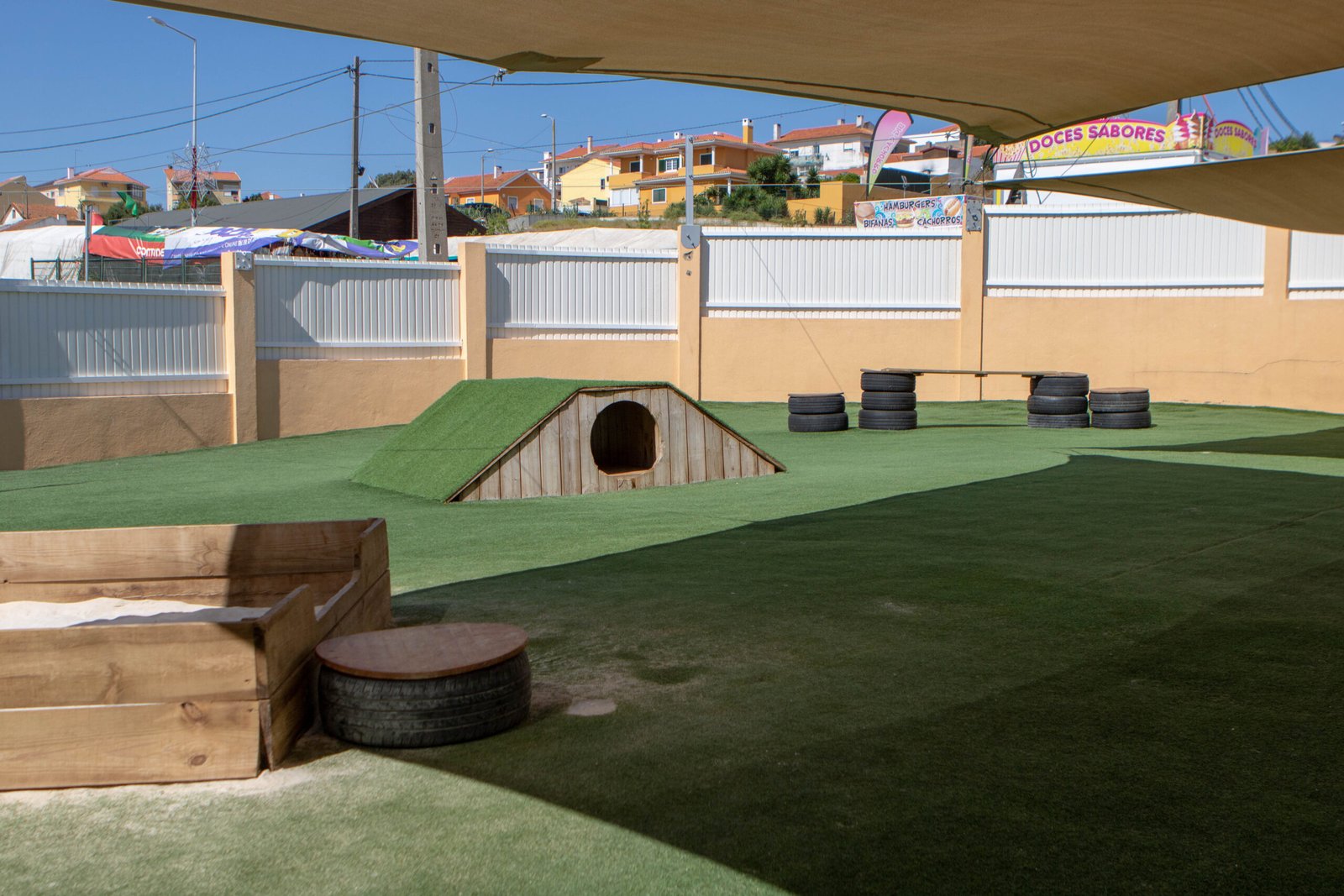 Espaço de socialização livre para cães de todos os portes